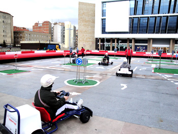 Momento del recorrido por el circuito de calles montado en la plaza de la Concordia.